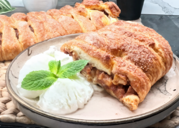 Всего 15 минут – и пирог на столе: ленивый рецепт яблочной выпечки (ВИДЕО)