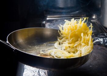 Вы делаете так – и лук моментально горит: почему он становится черным, а не золотистым