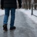 Не портите обувь и плитку: чем посыпать дорожки, чтобы не «танцевать» на льду
