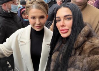 В шубе за 600 тысяч. Главная ведьма Украины в роскошном образе приехала в суд поддержать Тимошенко (ФОТО)