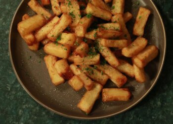 Делайте это – и жареный картофель не прилипнет к сковороде: эффективный способ