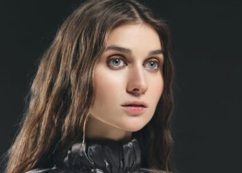 Jerry Heil в кандалах и платье на голое тело предстала в клипе для Нацотбора