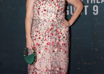 46-летняя писательница Коллин Гувер призналась, что одолела рак