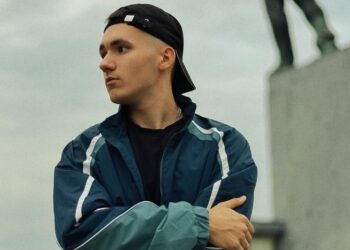 Известный украинский певец перенес операцию: первые кадры на костылях