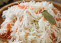 Квашеная капуста, которую можно пробовать в сутки: самый быстрый рецепт