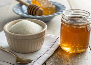 Бархатные губы за 1 минуту: SOS-рецепт домашнего скраба из двух ингредиентов