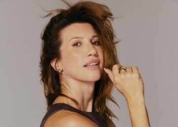 Анита Луценко засветила стальной пресс на фото топлес и раскрыла свои утренние ритуалы