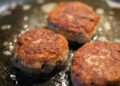 Что добавить в котлеты, чтобы они не уменьшались во время жарки: экономный лайфхак