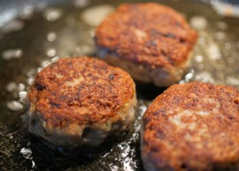 Что добавить в котлеты, чтобы они не уменьшались во время жарки: экономный лайфхак