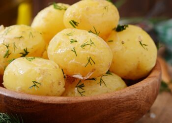 Не вода и не молоко: в чем варить картофель, чтобы вкус стал втрое нежнее