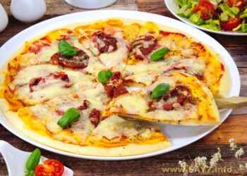 Пицца с вялеными томатами и беконом