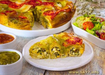 Блины, запеченные с фаршем, томатами и моцареллой