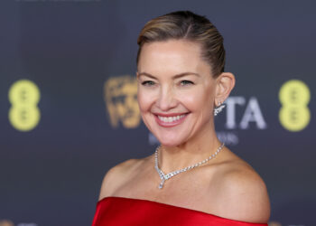 Все взгляды на нее: Кейт Хадсон произвела фурор в красном платье на премии BAFTA (ФОТО)