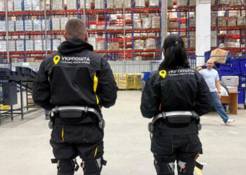 Укрпошта начала тестирование двух моделей экзоскелетов на киевском терминале