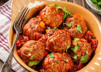 Один ингредиент спасет тефтели: блюдо не развалится и будет вкуснее