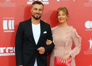 Елена Кравец расплакалась на сцене после романтического сюрприза от мужа-военного