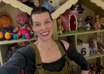 Милла Йовович показала, как сейчас выглядит ее младшая дочь