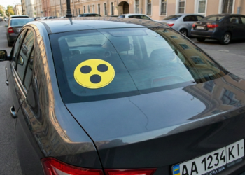 Желтый знак с тремя точками на авто: что он означает и почему его не следует игнорировать