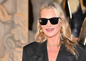 Королева платьев-комбинаций: Кейт Мосс демонстрирует идеальный вечерний образ в «горошек» (ФОТО)