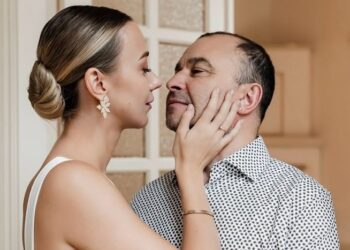 Жена Павлика показала фото в паспорте и заговорила о смене фамилии