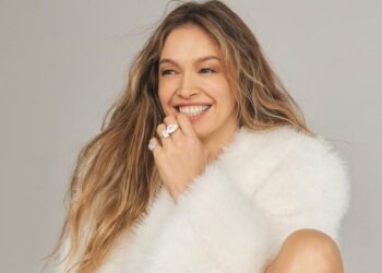 Брежнева показала новую фотосессию в честь 44-летие и призвала донатить