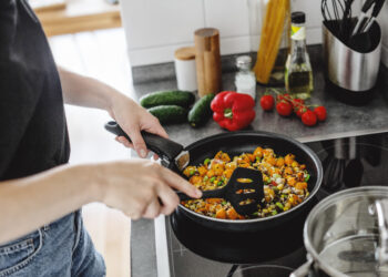 Еда не жарится, а тушится: из-за этих ошибок вы теряете золотистую корочку