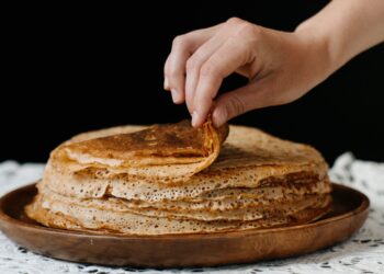 Влейте этот ингредиент в тесто — и блины будут ажурными: крутой трюк к Масленице