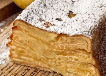 Если дома есть три яйца и несколько яблок: изысканный, но простой пирог к чаю (РЕЦЕПТ)