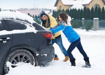 Застряли в снегу или грязи? Как самостоятельно вытащить авто без буксира (ВИДЕО)