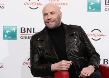 Джон Траволта показал сына и дочь на редком семейном фото