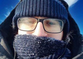 По капельке на стекло — и очки больше не потеют: этот лайфхак изменит вашу жизнь