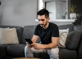 Равнодушие к трагическим новостям: что такое эмпатийное выгорание и как вернуть способность сопереживать