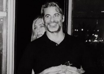 Бойфренд Дженнифер Энистон запостил фото их поцелуя