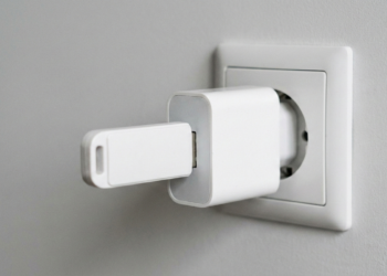 Что будет, если вставить USB-флешку в зарядку: простой эксперимент