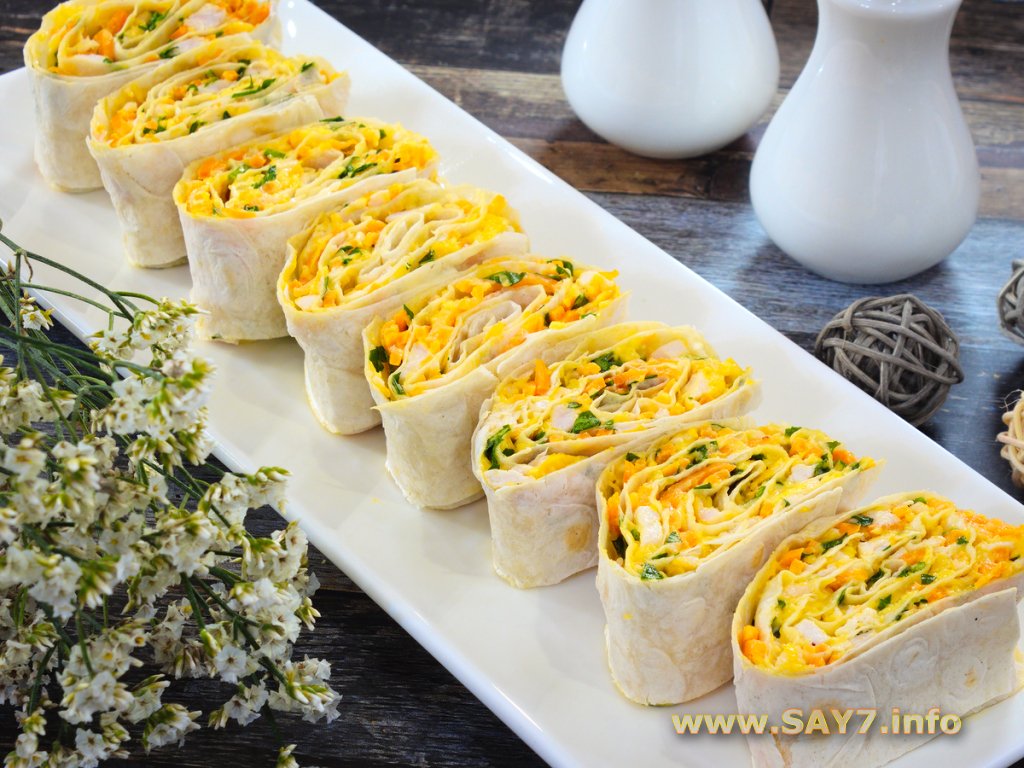 Рулет из лаваша с копченым куриным филе, морковкой по-корейски и сыром