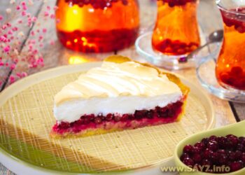 Пирог с брусникой и безе