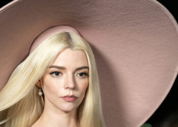 Шляпа, затмившая все: Аня Тейлор-Джой появилась в необычном образе на красной дорожке (ФОТО)