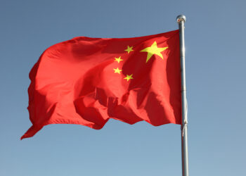 В сети показали китайский истребитель J-16D с контейнерами РЭБ и неизвестными ракетами