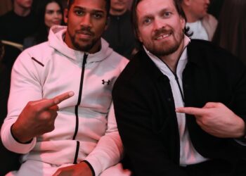 Такого никто не ожидал: Александр Усик сделал роскошный подарок бывшему сопернику за тысячи долларов (ФОТО, ВИДЕО)