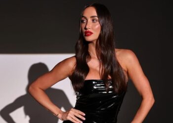 Анна Ризатдинова поразила фигурой на отдыхе с сыном