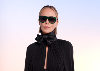 Роковая женщина: Шарлиз Терон покорила Париж образом с прозрачными чулками (ФОТО)