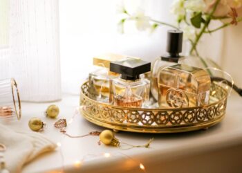 Враг вашего шлейфа: названо популярное место в доме, где нельзя хранить духи