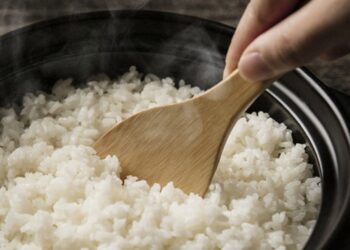 Секретный ингредиент не даст рису развариться: одна чайная ложка — и будет «зернышко к зернышку»