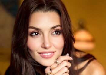 Турецкую актрису Ханде Эрчел задержали в аэропорту после ордера на ее арест