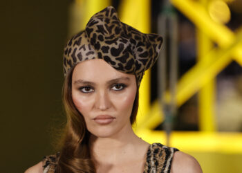 Этот принт снова в моде? Лили-Роуз Депп поразила выбором наряда на Неделе моды в Париже (ФОТО)