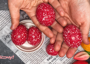 Эти стильные пятнистые крашенки удивят всех гостей: как сделать их за 5 минут (ВИДЕО)