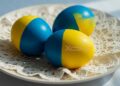 Естественно, дешево и символично: как покрасить пасхальные яйца в желто-голубой цвет