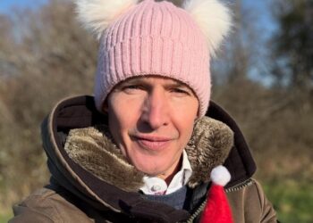 Исполнитель хита You’re Beautiful возмутил украинцев фото в шапке с гербом РФ