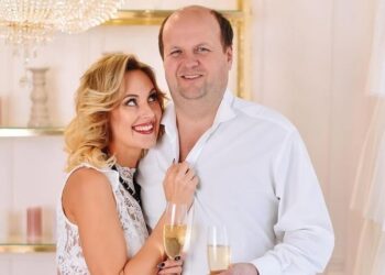 Жена Виктора Бронюка поздравила его с 47-летием и показала фото с детьми