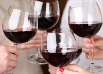 Лучшие тосты для женщин специально до 8 Марта: действительно важные слова, которые стоит сказать в этот день!